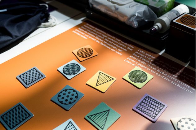 Auslage der farbigen Schraffur-Spielkarten für das Memory Spiel auf orangenem Hintergrund