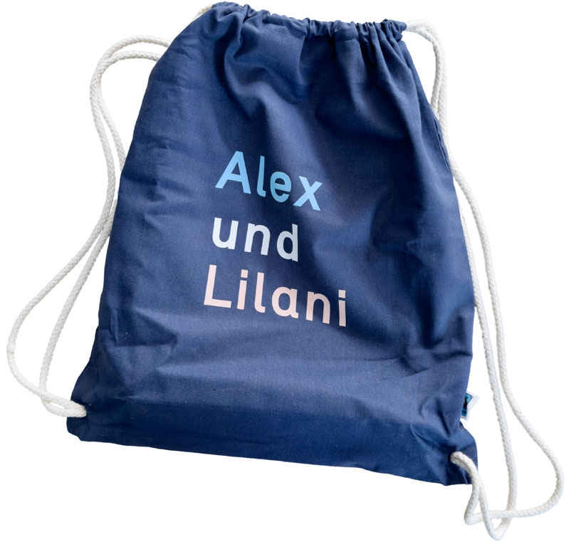 Dunkelblauer Sportbeutel mit weissen Schn&uuml;ren. Darauf steht Alex und Lilani geschrieben (Alex in hellblau, Lilani in rot).